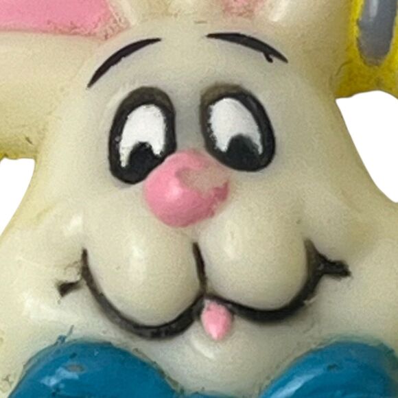 Vintage EU Rabbit Easter Basket Cute Silly Pin Brooch Plastic Acrylic Festive - Picture 3 of 4